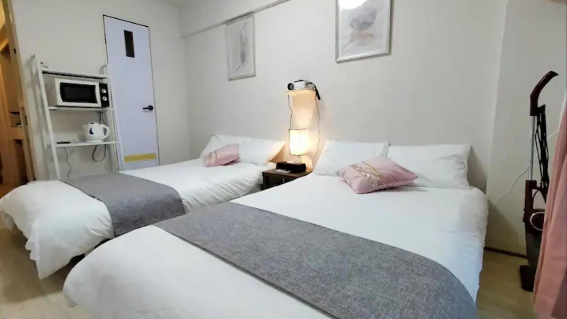 4People, Kuromon Market, Near Nankai Nanba Station　Glo6002 大阪市