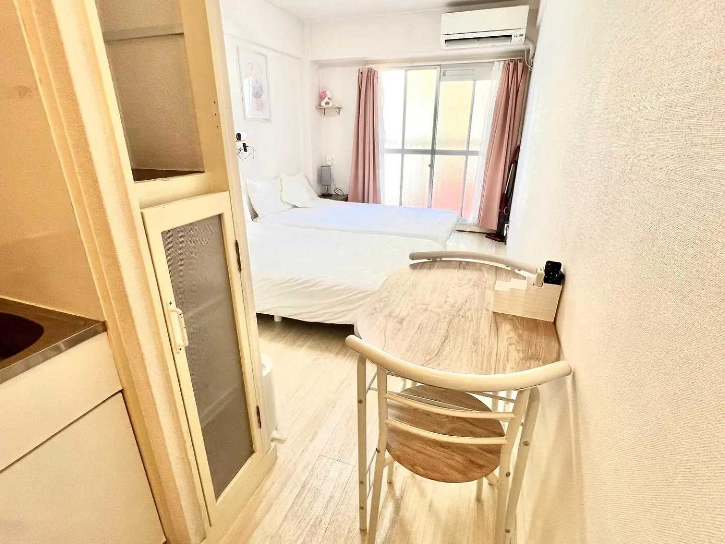 4People, Kuromon Market, Near Nankai Nanba Station　Glo6002 大阪市